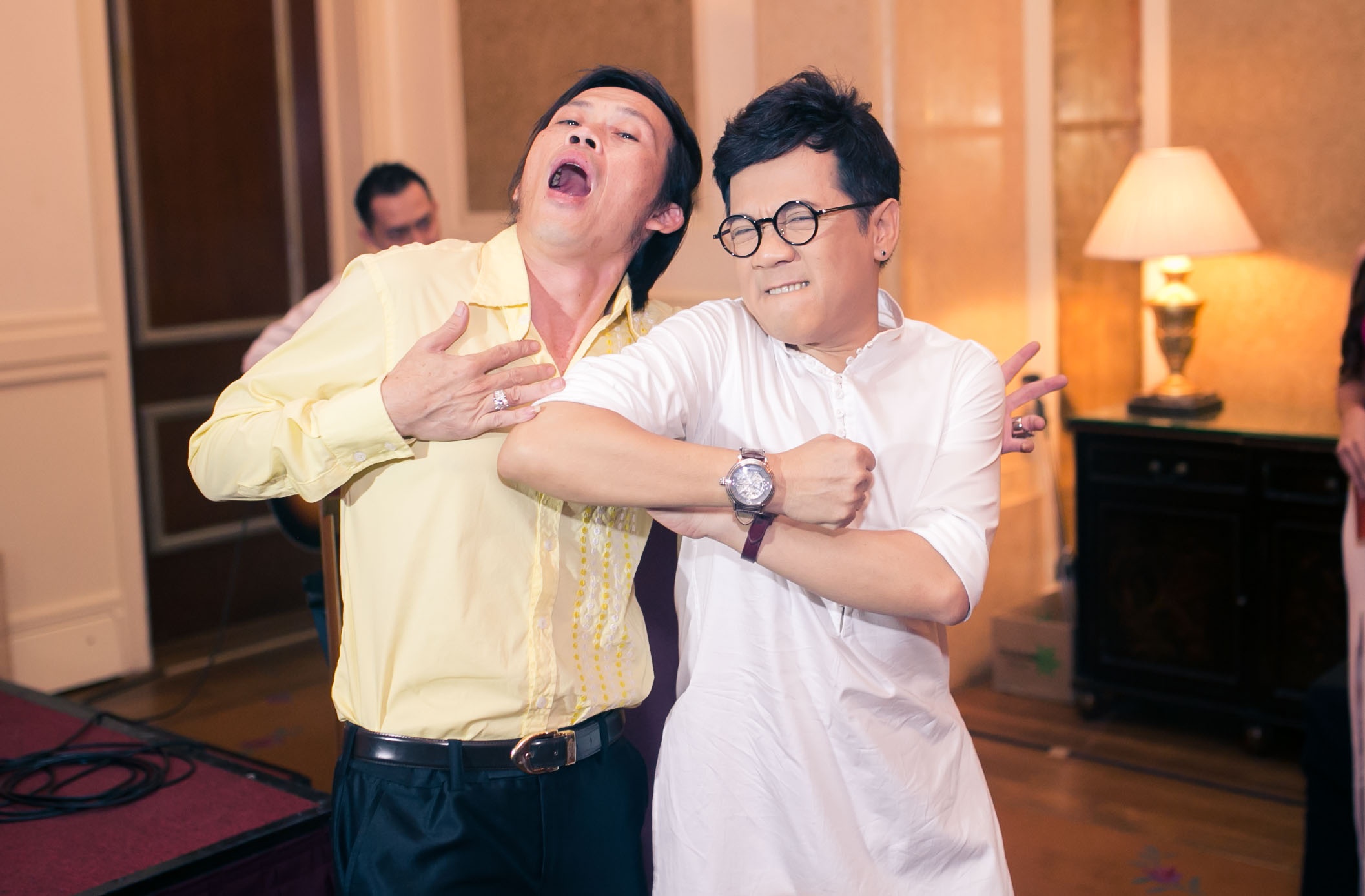 Hoai Linh bi dong nghiep cham choc noi qua nhieu hinh anh