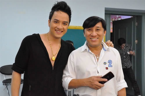 Tuy nhiên, việc hợp tác với ông bầu Hoàng Tuấn lại không như ý. Chỉ sau một thời gian ngắn, họ quyết định đường ai nấy đi vì nhiều lý do. Không lâu sau đó, anh hợp tác với một ông bầu khác và nhanh chóng tạo dựng được thương hiệu riêng với những bản hit như Con đường mưa, Yêu thương quay về, Cầu vồng sau mưa...