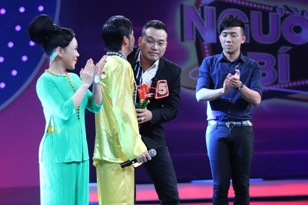 Trước đó, khi tham gia chương trình Người bí ẩn, cách hát truyền cảm, mộc mạc và đặc biệt là giống giọng của cả nam lẫn nữ một cách hoàn hảo đã khiến anh dễ dàng khiến Hoài Linh phải rung rung nước mắt xúc động và nhận lời 