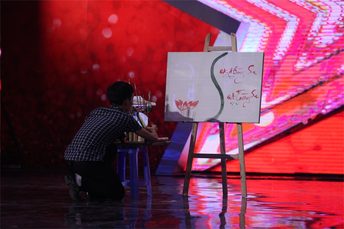 Hoai Linh bam nut vang vi Bui Van Tu hinh anh