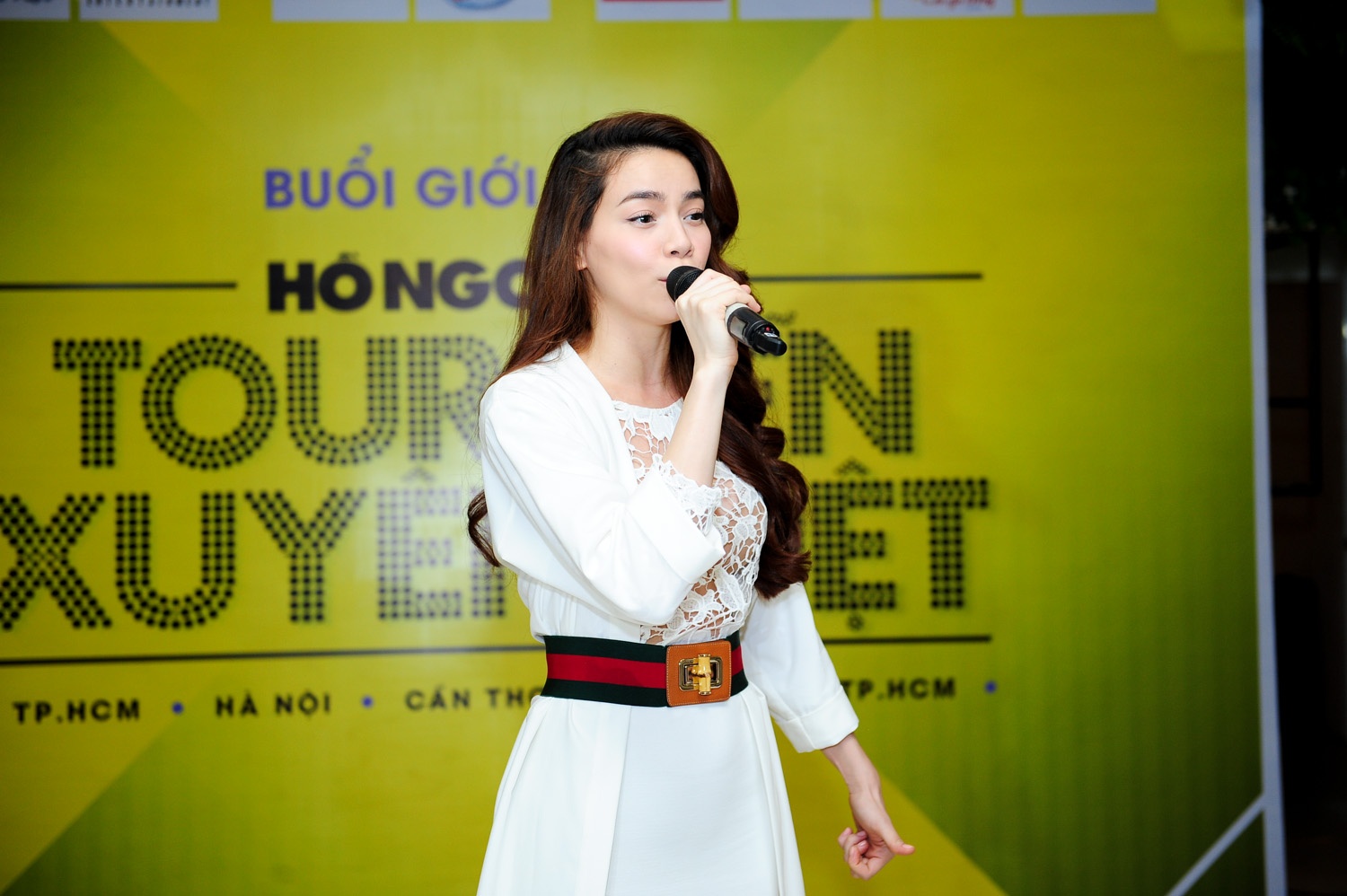 Ho Ngoc Ha nua kin nua ho voi style xuyen thau hinh anh
