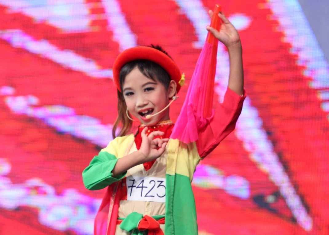 Hoai Linh khen be trai lang lo khi hoa than Thi Mau hinh anh