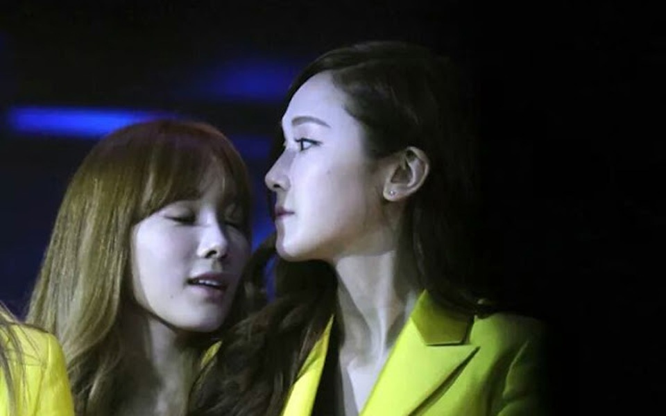 Từ đó, trên mạng xã hội bắt đầu xuất hiện lời đồn các thành viên SNSD vốn dĩ chẳng ưa gì cô ca sĩ có biệt danh “công chúa băng giá”.