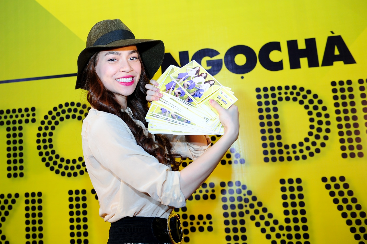 Ha Ho benh nang van di phat ve show cho fan hinh anh