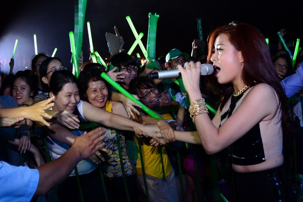 Hoang Thuy Linh phat hoang voi khan gia Hai Phong hinh anh