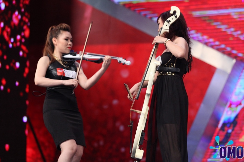 Màn trình diễn của 4 cô gái khiến Hoài Linh phải ngất ngây.