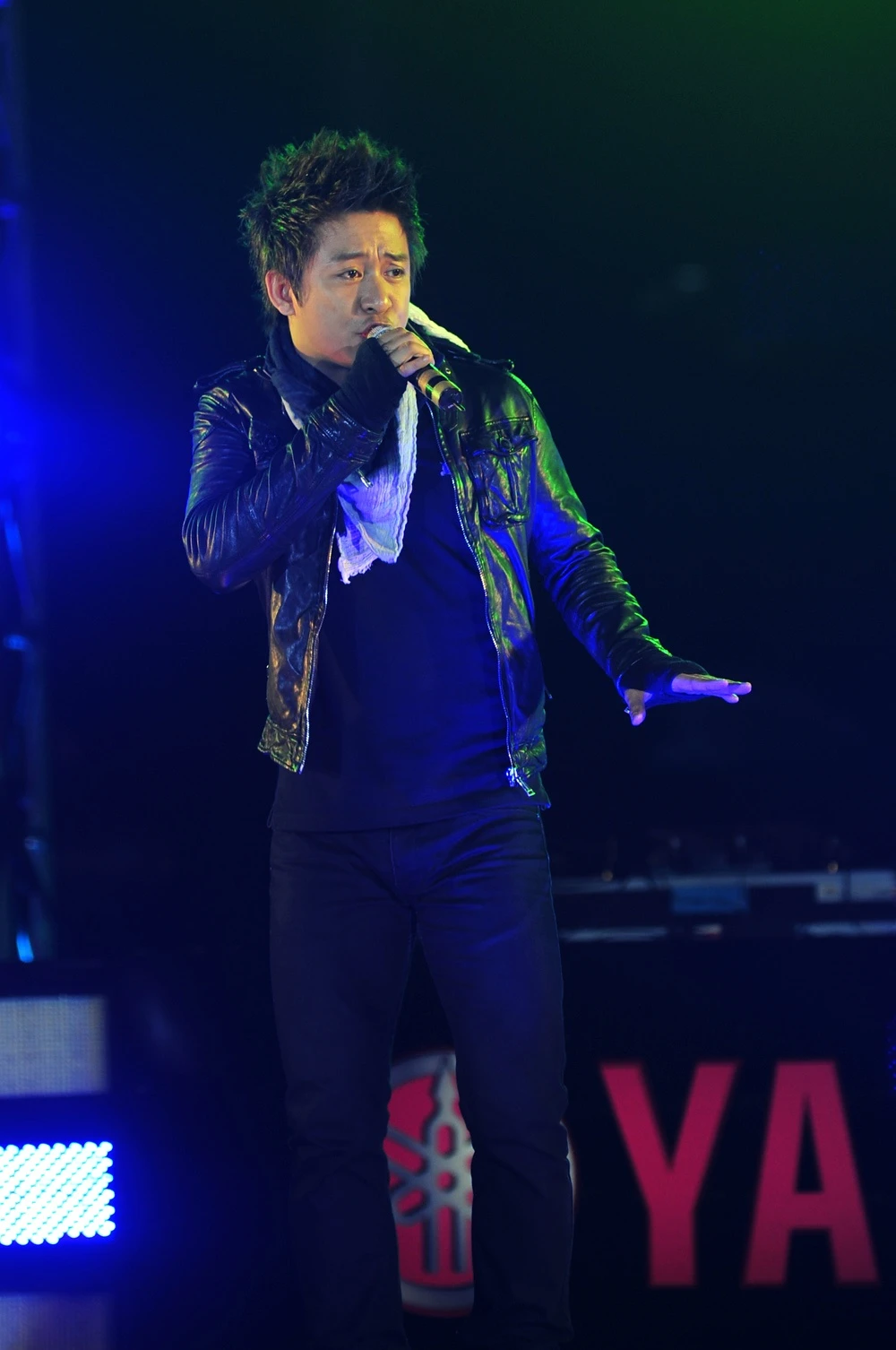 . Cách đây vài năm, Tuấn Hưng cùng Hồng Ngọc từng bị một bầu sô bên Mỹ xỏ lá đối xử tệ.