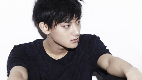 SM Ent len tieng viec Tao (EXO) om hon gai la giua pho hinh anh