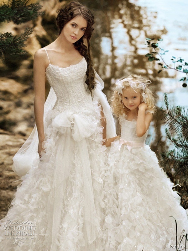 Nên nhờ hai bé phù dâu đi sau đỡ đuôi váy. Tuy nhiên, giải pháp này không khả thi lắm bởi sẽ gây mệt mỏi cho các em bé khi phải cầm váy quá lâu, đi theo cô dâu khắp các bàn tiệc.