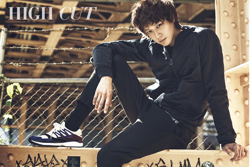 Kang Dong Won sinh ngày 18/1/1981 và có chiều cao 1m86. Các dự án của anh chủ yếu là trên màn ảnh rộng. Kang Dong Won luôn có sự chọn lọc vai diễn vô cùng cẩn trọng, và có khả năng thể hiện nhiều loại vai. Các dự án đáng chú ý của anh gồm Duelist, Temptation of Wolves, My Brilliant Life...