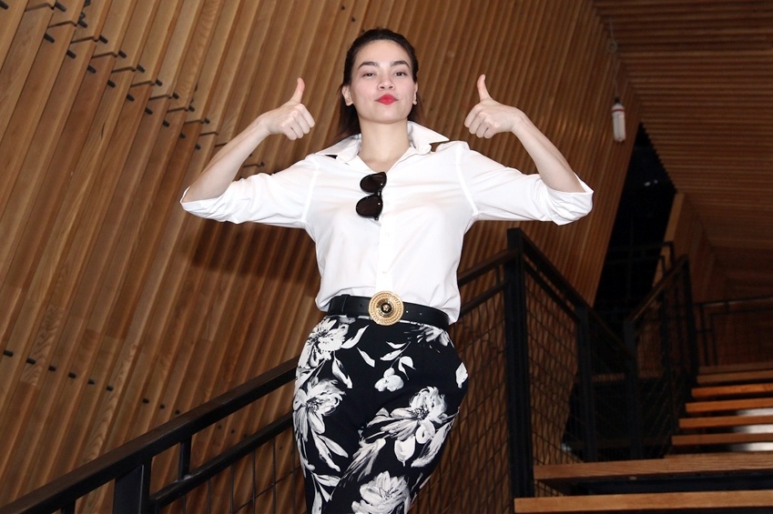 Ha Ho thu hut voi style dang cap hinh anh