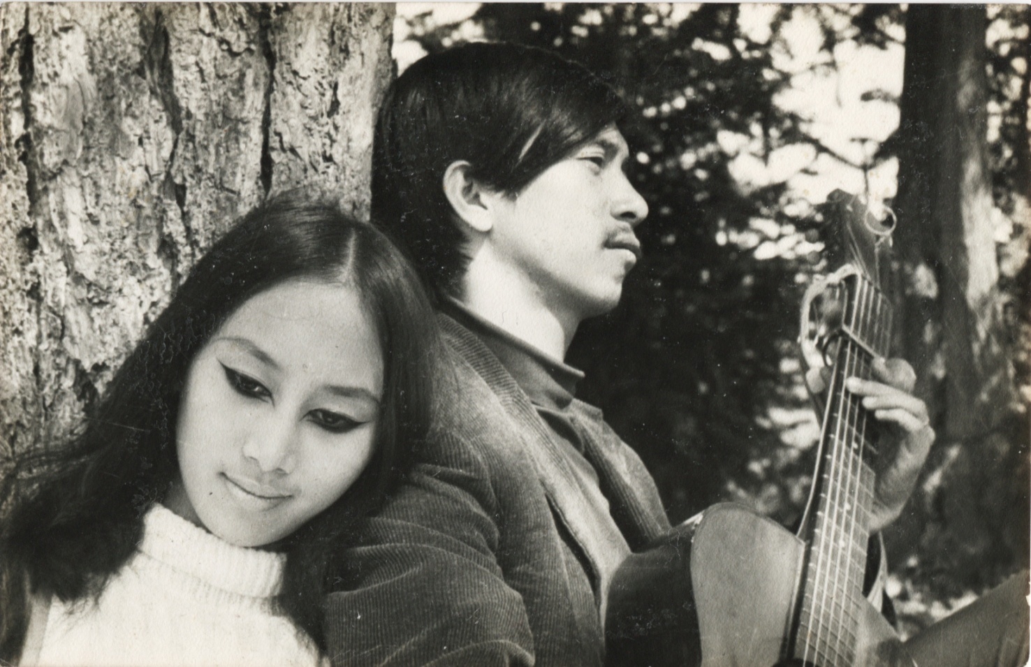 Hình ảnh nhạc sỹ Lê Uyên Phương ôm cây guitar cùng ca sỹ Lê Uyên xõa tóc hát vang những bản tình ca là một dấu ấn không phai mờ trong lịch sử tân nhạc.