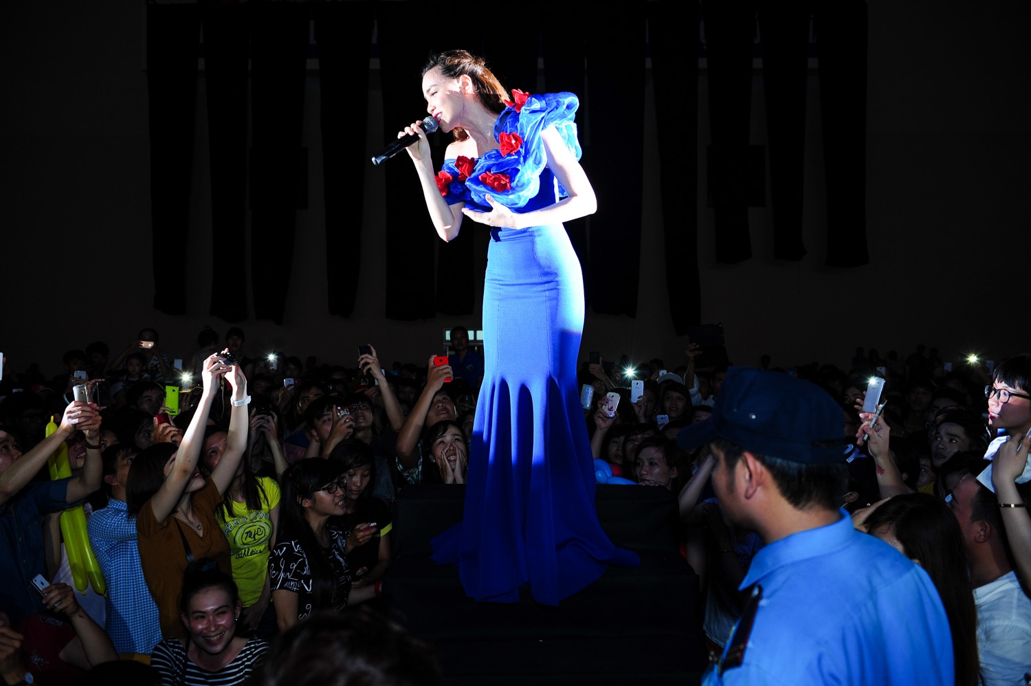 Nữ ca sĩ vừa có tour xuyên Việt miễn phí dành cho sinh viên tại 3 thành phố lớn rất thành công.