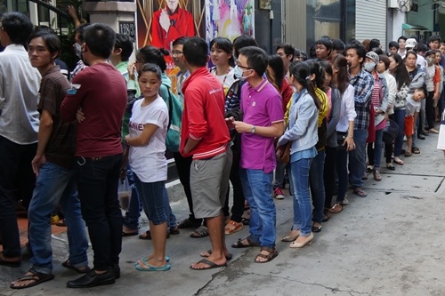 Fan xep hang 3 tieng de san ve liveshow Dan Truong hinh anh