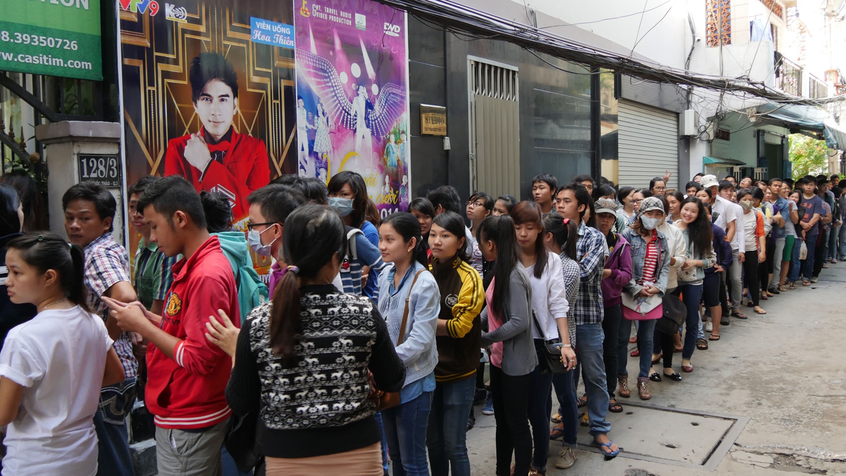 Hàng dài khán giả xếp hàng trước cổng công ty quản lý Đan Trường để đăng ký vé.