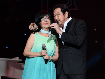 Vo chong Nguyen Chanh Tin tinh tu khi cung tai xuat san khau hinh anh