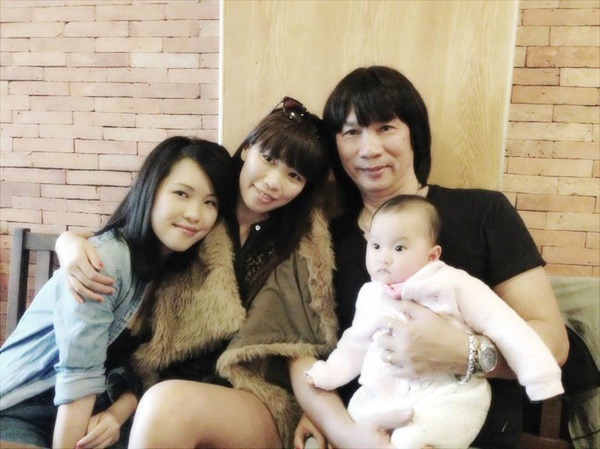 Hà Anh bên những người thân yêu.