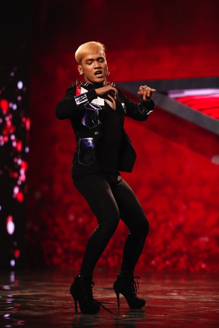 Cao Thành Đại nhảy trên giày cao gót.