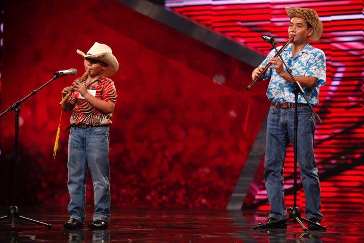 Trọng Tín thổi sáo cùng bố.