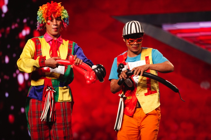 Nhóm hai chú hề và nghệ thuật tạo hình từ bong bóng.