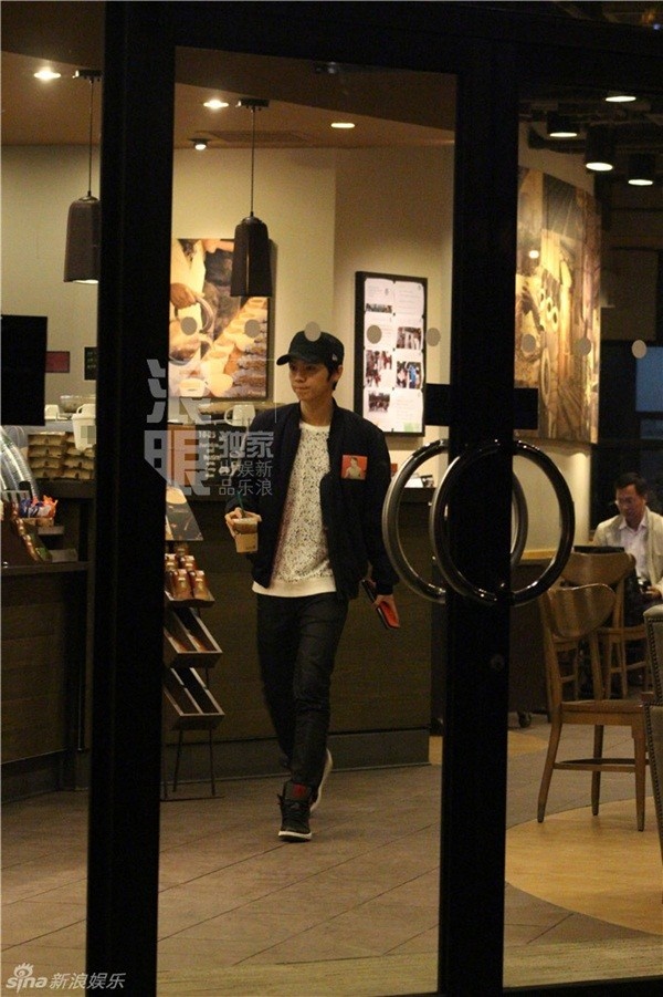 Luhan xuất hiện tại một quán cà phê ở Bắc Kinh sau 2 tuần rời EXO. Anh mặc trang phục giản dị, vóc dáng khá mảnh khảnh và đi một mình. 