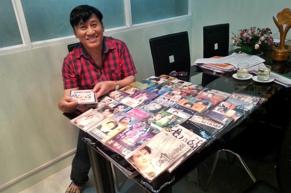 Ông bầu Hoàng Tuấn cùng một phần trong gia tài các sản phẩm của Đan Trường. Tất cả đều có phần đóng góp rất lớn của anh.