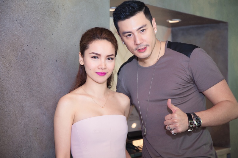 Yen Trang khoe vai tran ben trai dep Thai Lan hinh anh