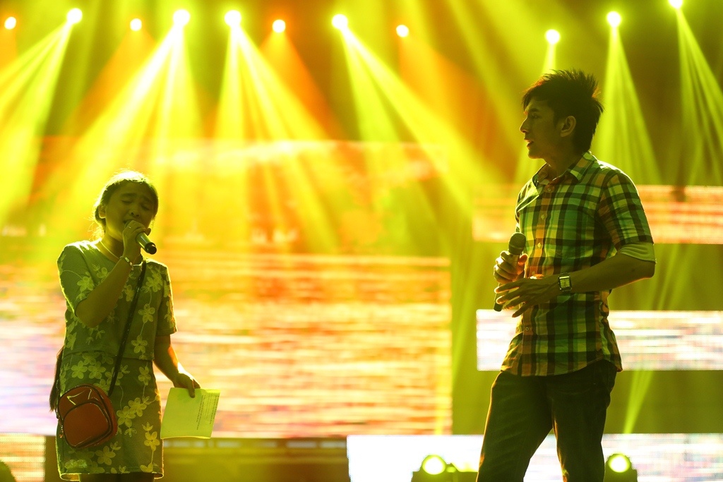 Thien Nhan tap hat cung Dan Truong hinh anh