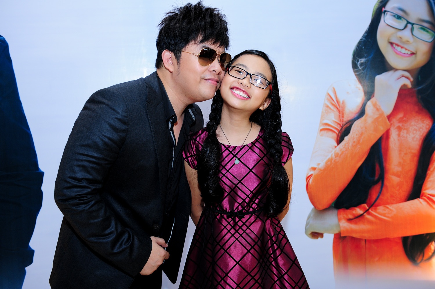 Liveshow Hát trên quê hương 3 diễn ra vào ngày 14/11 tới đây tại Nhà hát Hòa Bình (TP.HCM) được dàn dựng dưới bàn tay của đạo diễn hải ngoại Lâm Nguyễn, thiết kế ánh sáng thực hiện bởi chuyên gia Dominique từng hợp tác với trung tâm Thúy Nga, Vân Sơn...