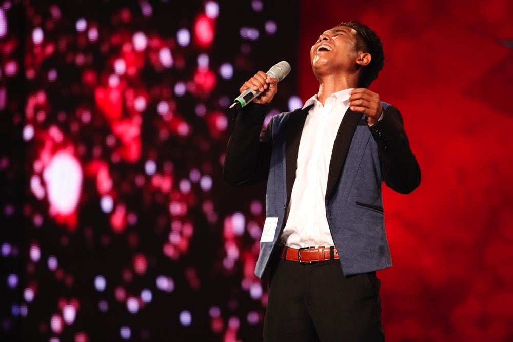 Anh chang dan toc hat Trai tim ben le hinh anh