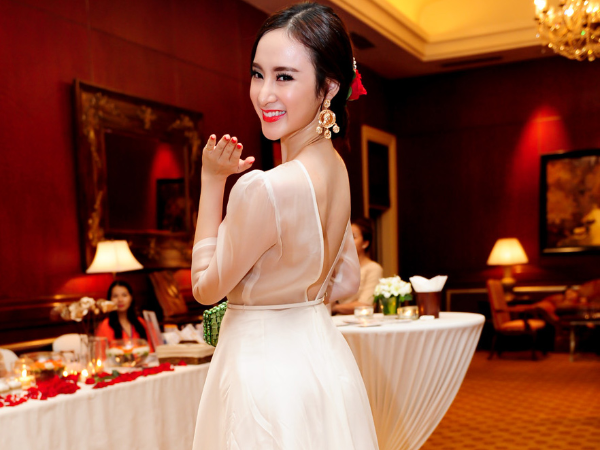 Angela Phuong Trinh, Ha Ho cung noi bat voi dam xuyen thau hinh anh