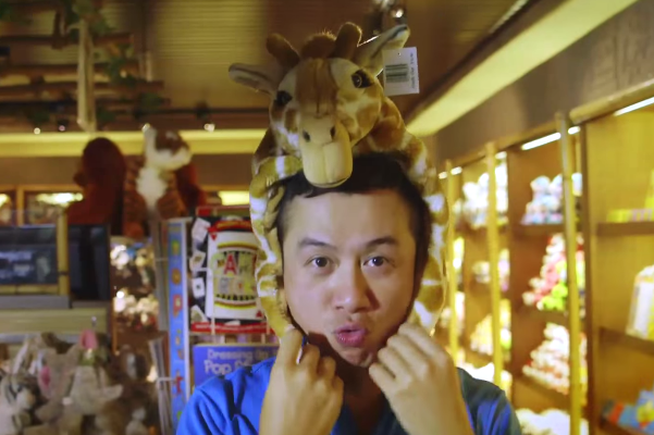 MC Anh Tuan tinh nghich khi di du lich Singapore hinh anh