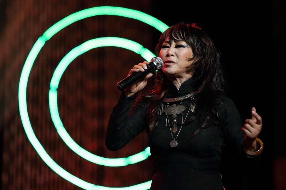 Lê Uyên gần như lần đầu tiên xuất hiện trước khán giả quê nhà với ca khúc Áo anh sứt chỉ đường tà. Bản hòa âm đứt gọn súc tích, có cao trào và kịch tính càng làm tăng thêm tình cảm của người nghe dành cho tiếng hát của chị. 