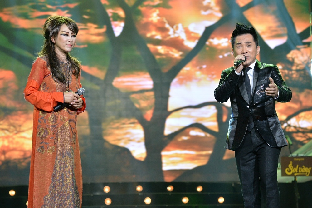 Cả khán phòng Sol Vàng như dành một mảnh đất tình yêu âm nhạc đầy mới mẻ để một Lê Uyên dù sau mấy mươi năm vẫn có thể ru lòng người qua ca khúc Tôi đang mơ giấc mộng dài hay quá đỗi thương yêu da diết trong tiết mục song ca Xin còn gọi tên nhau với nam ca sĩ Quang Thành