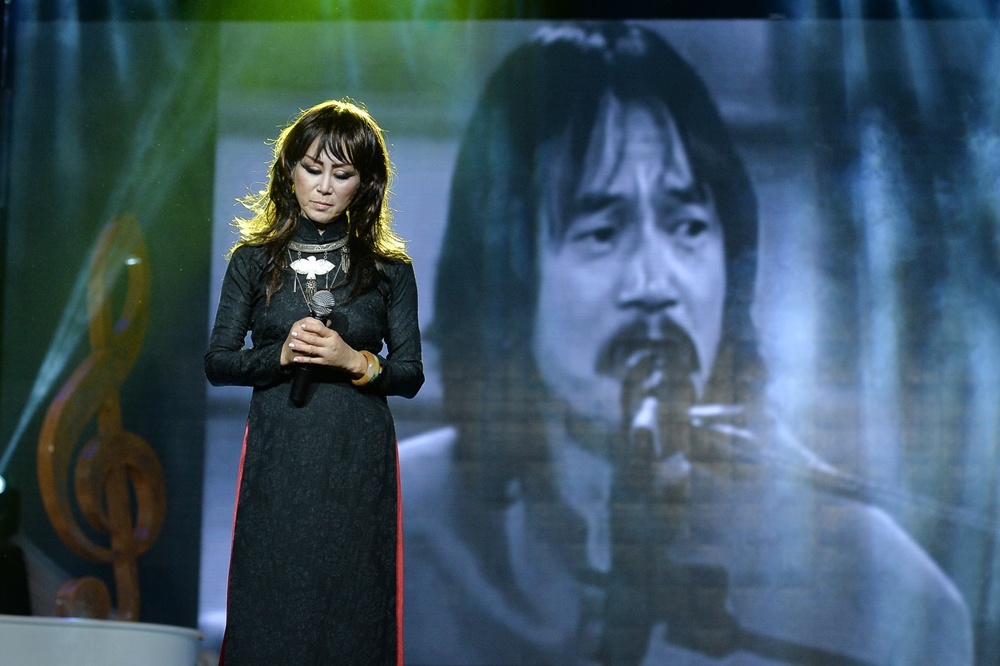 Le Uyen song ca cung chong qua co qua man hinh hinh anh