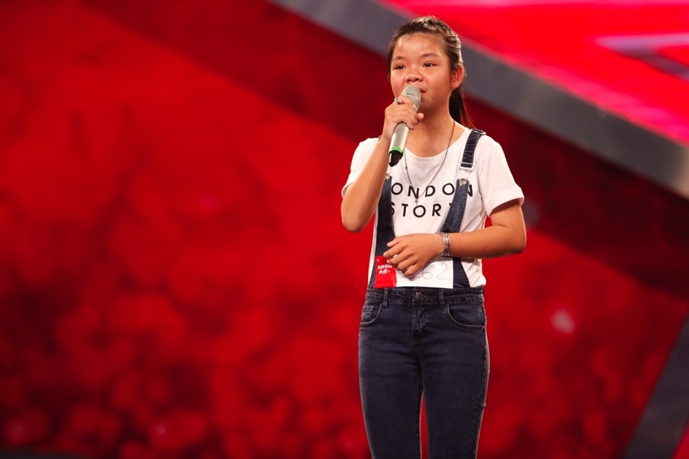 Thảo Vy hát Cám ơn tình yêu.