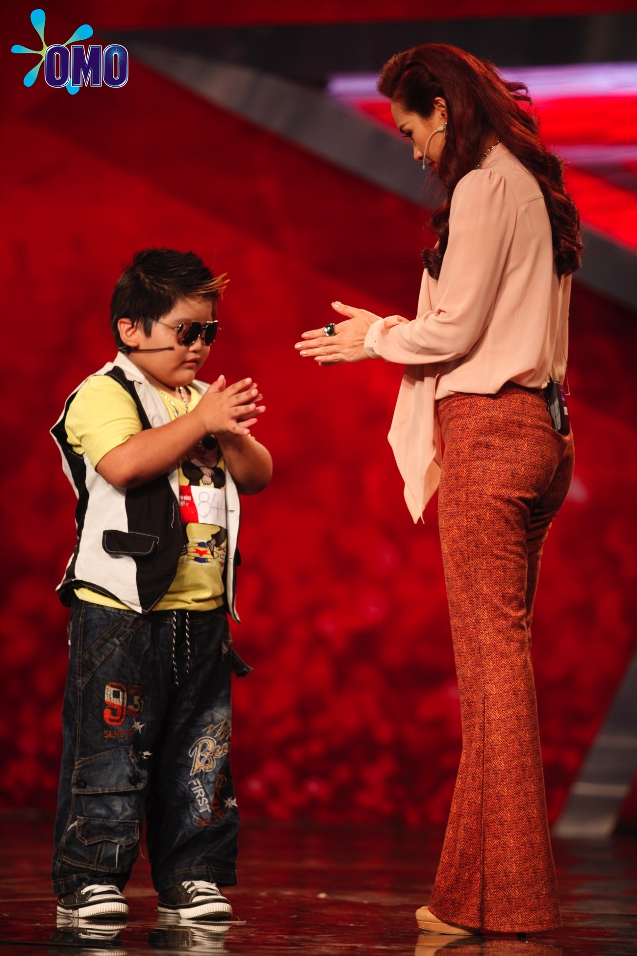 Bé Bin đánh lừa Thúy Hạnh vỗ tay theo mình.