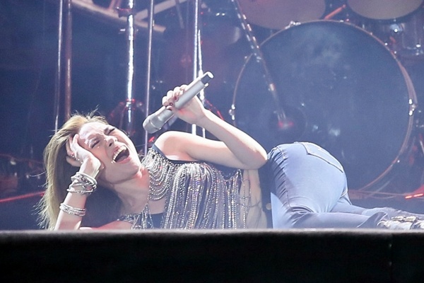 Khoanh khac chay het minh cua My Tam trong liveshow hinh anh