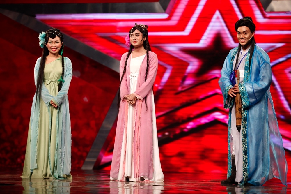 Nhom kich co trang Chuon chuon giay dien Thanh Xa - Bach Xa hinh anh