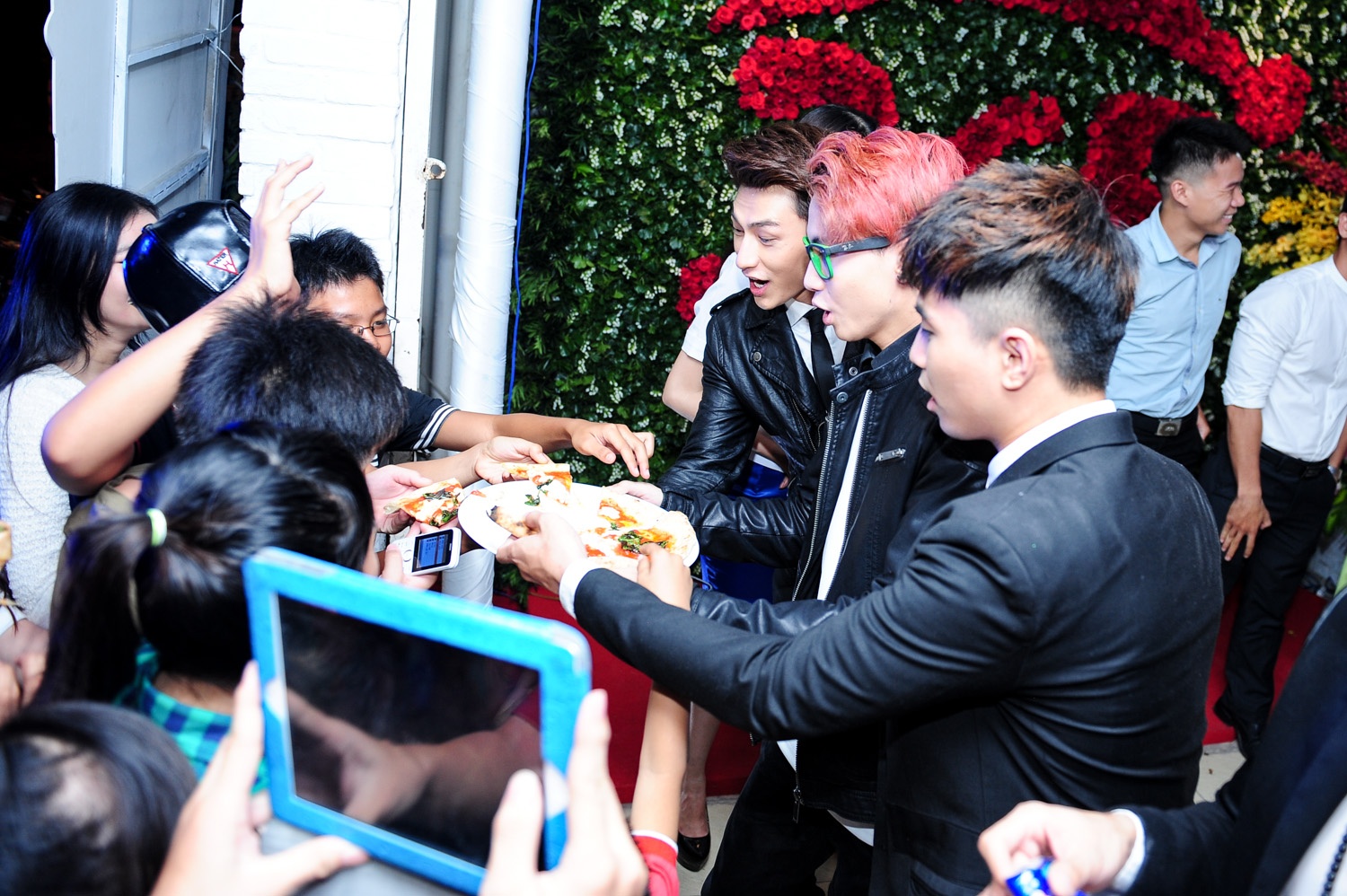 Fan 365 khien giao thong tac nghen hinh anh