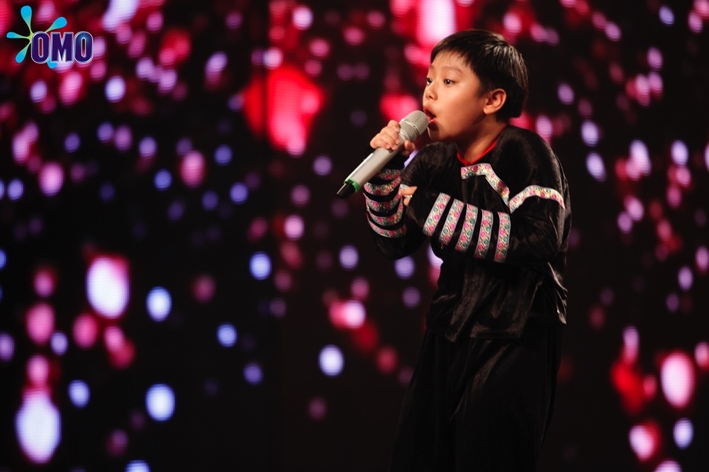 Lý Vĩnh Hòa hát Chiếc khăn Piêu.