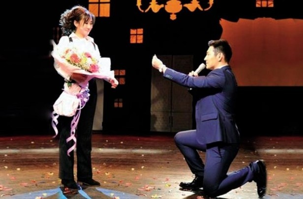 Nhung man cau hon bat ngo cua sao chau A hinh anh