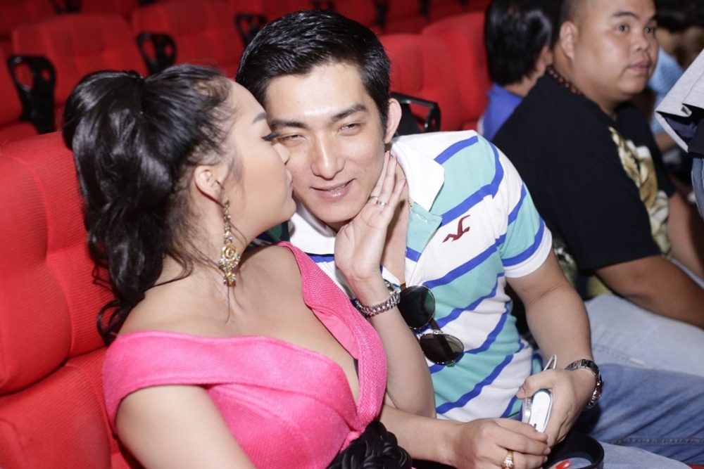 Phi Thanh Van hon chong tre giua chon dong nguoi hinh anh