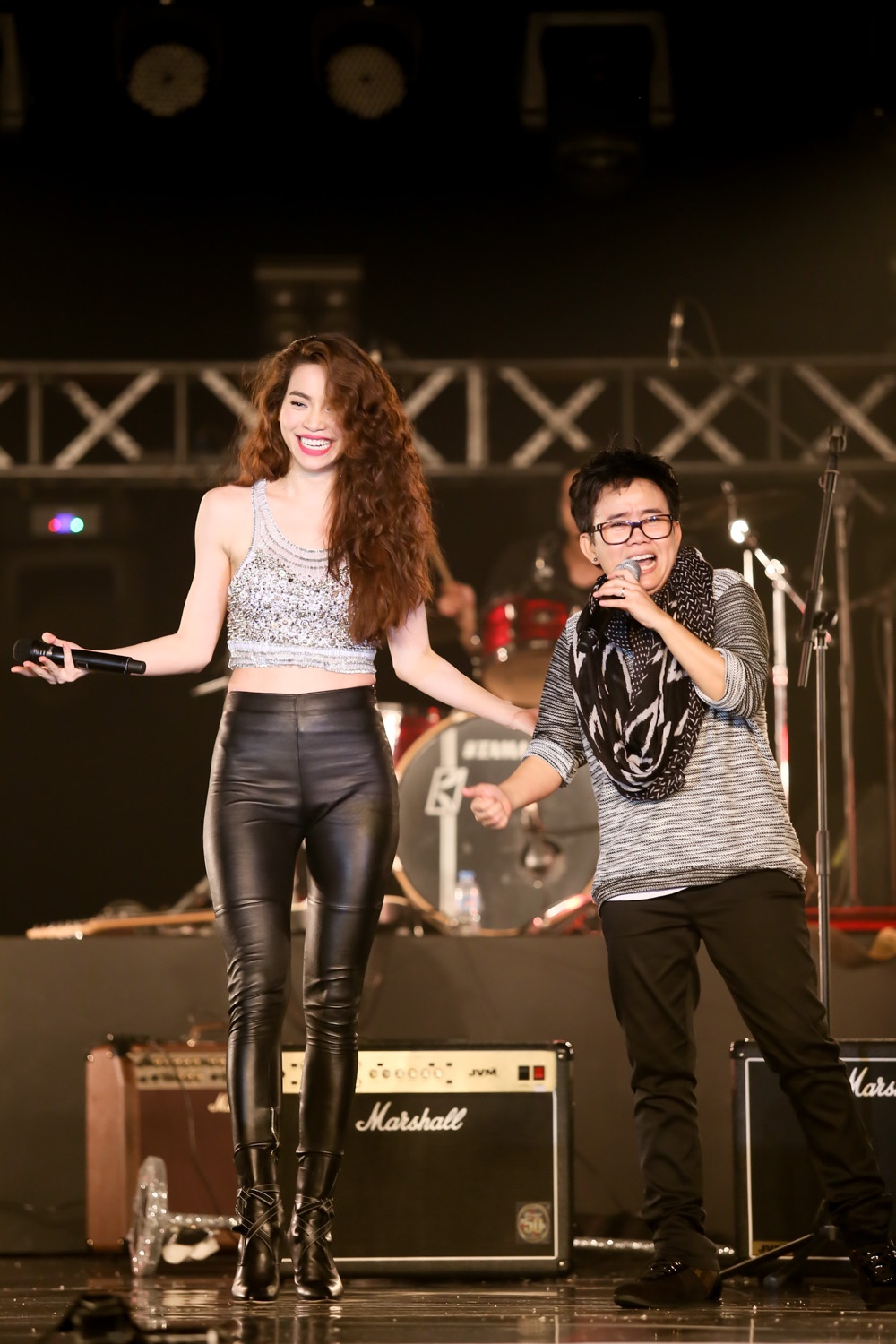 Chương 2, nữ ca sĩ