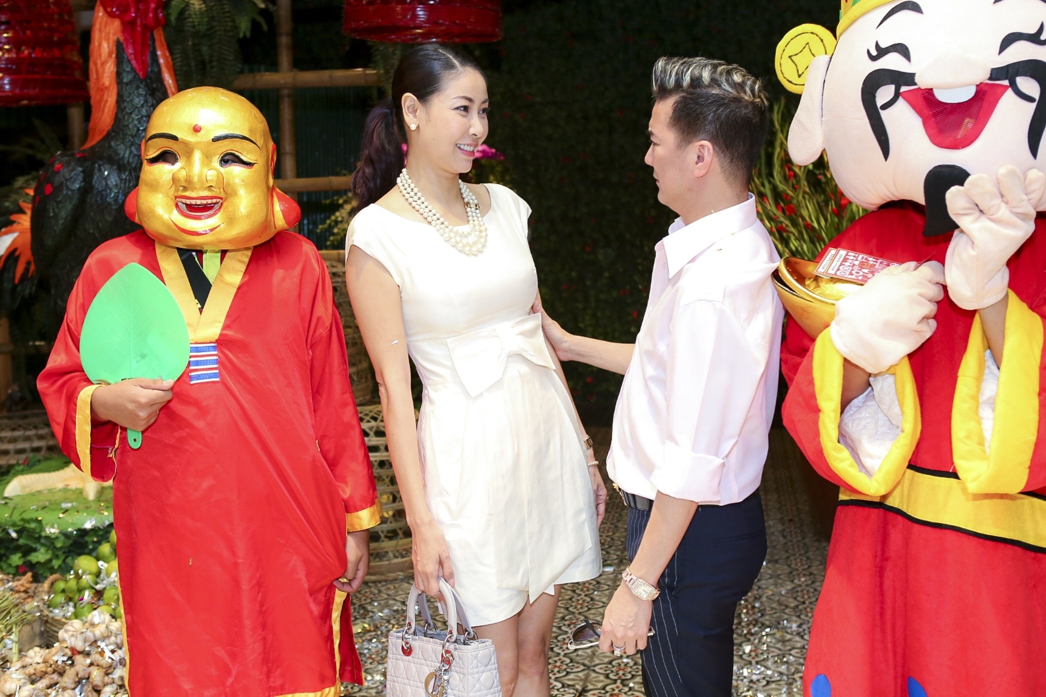 Mr. Dam, Ha Kieu Anh tay bat mat mung ngay tai ngo hinh anh