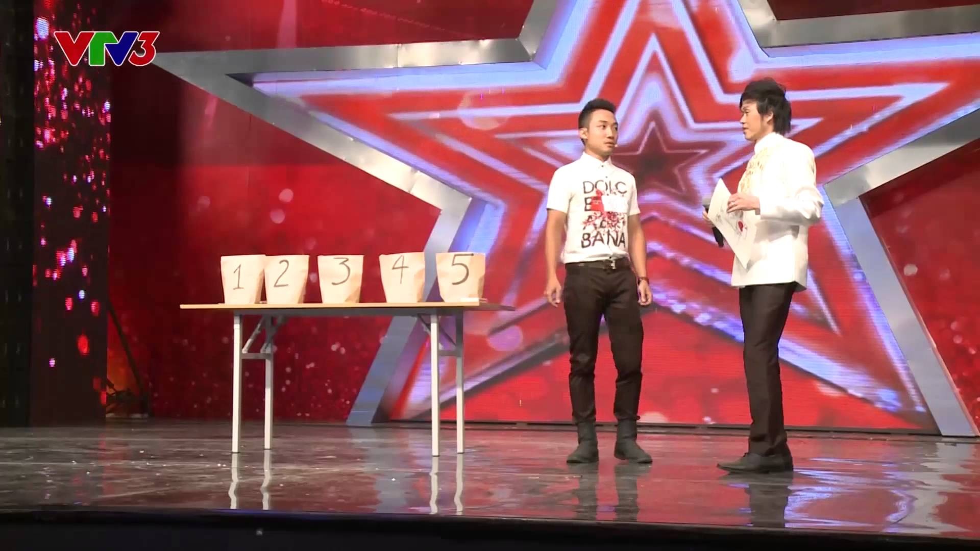 Duy Anh khien Hoai Linh xanh mat hinh anh