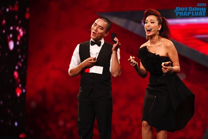 Giam khao Huy Tuan bi mat dien thoai hinh anh