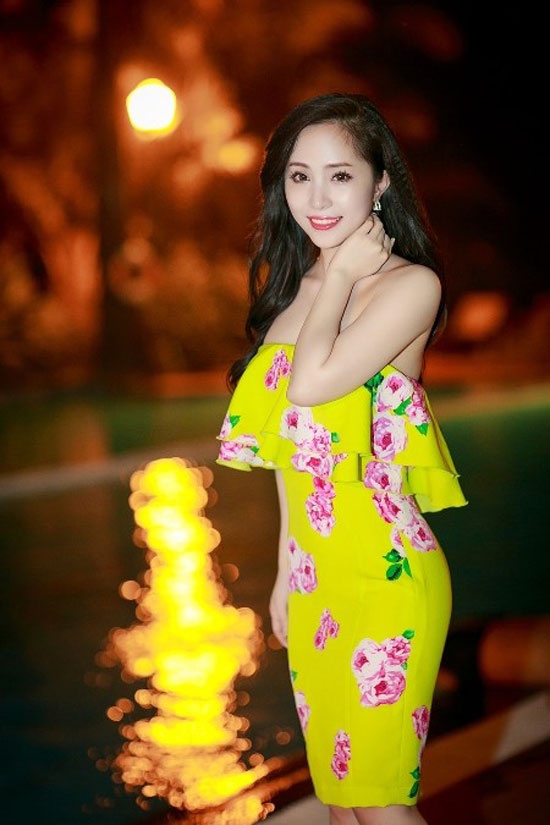 Quỳnh Nga thường chọn những bộ trang phục có màu sắc như vàng, đỏ, đen để tôn thêm làn da trắng của cô.