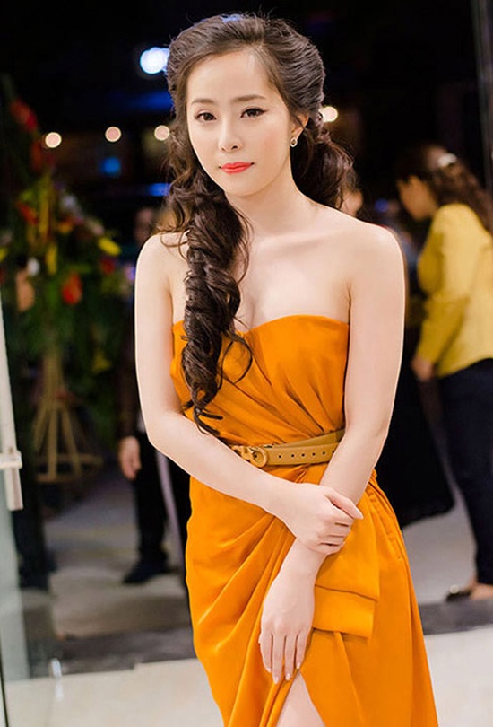 Quỳnh Nga khoe vẻ đẹp mặn mà, nữ tính.