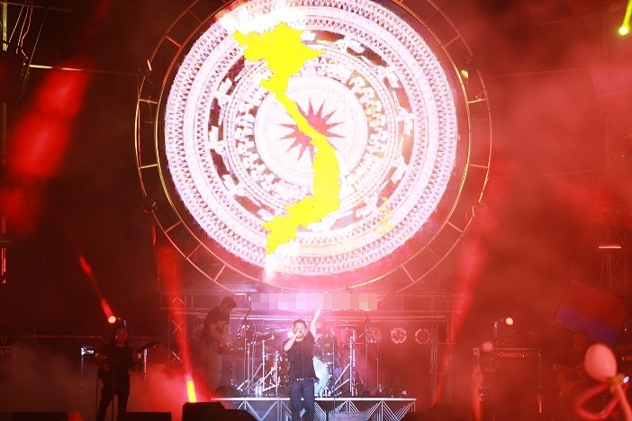 Hạc San biểu diễn ca khúc chủ đề Lòng tự hào.